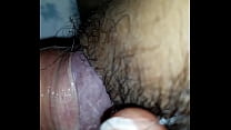Девчонка в темных нейлоновых чулках показывает милую анал и лысую вагину
